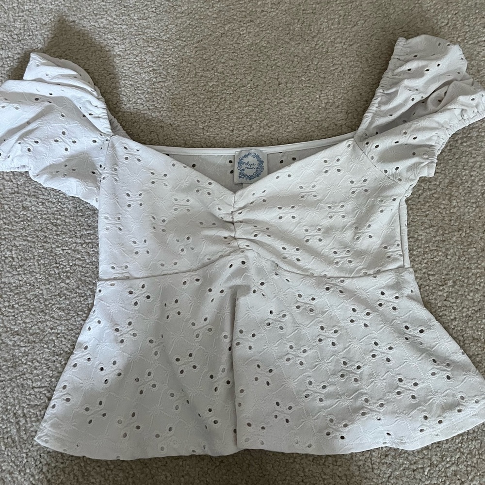 CUTE WHITE FLOWY TOP